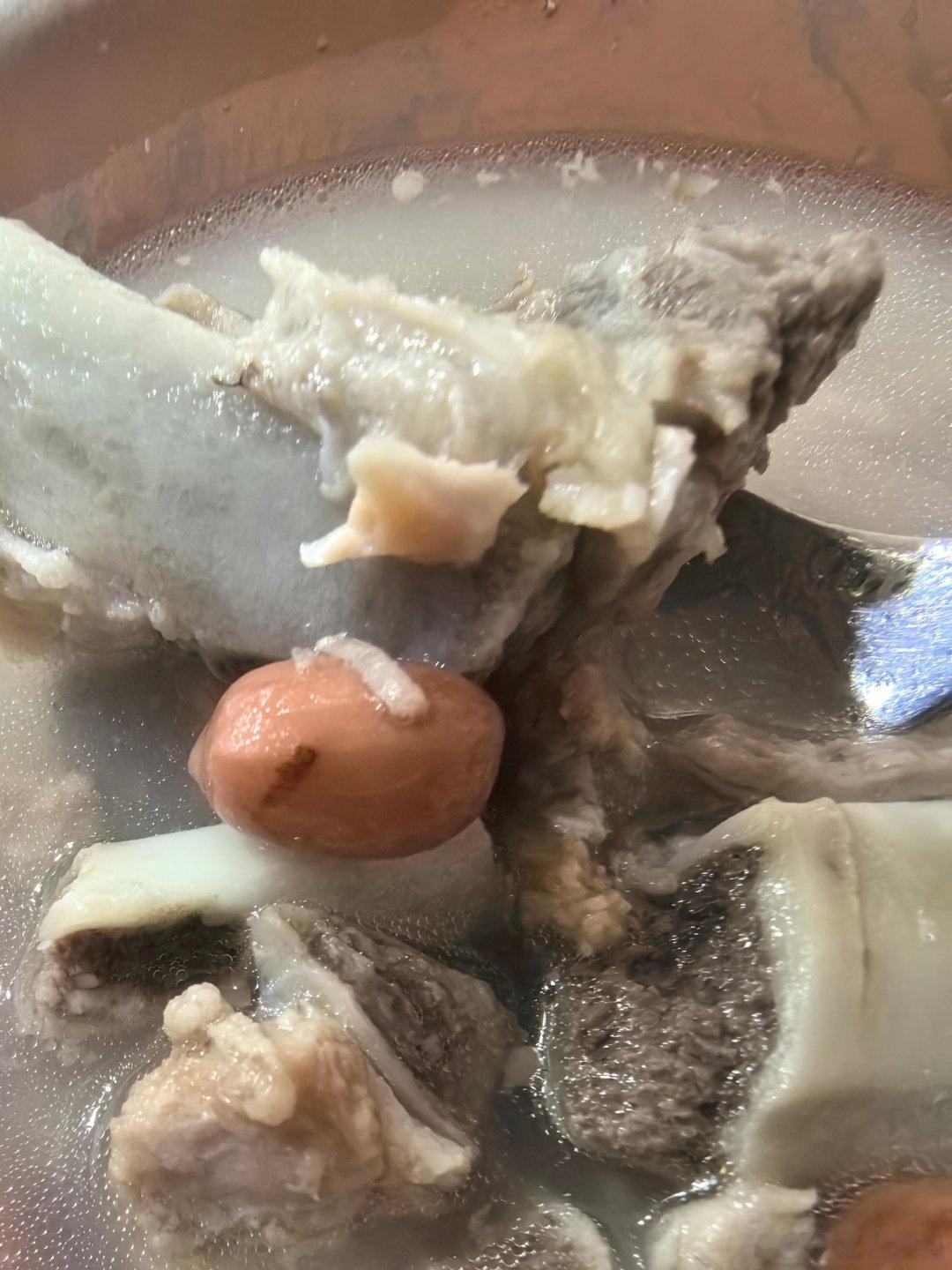 今天花生排骨汤的肉都炖烂了蒸的肉沫鹌鹑蛋还不错就是稍微清淡了点（来自重口味美食博