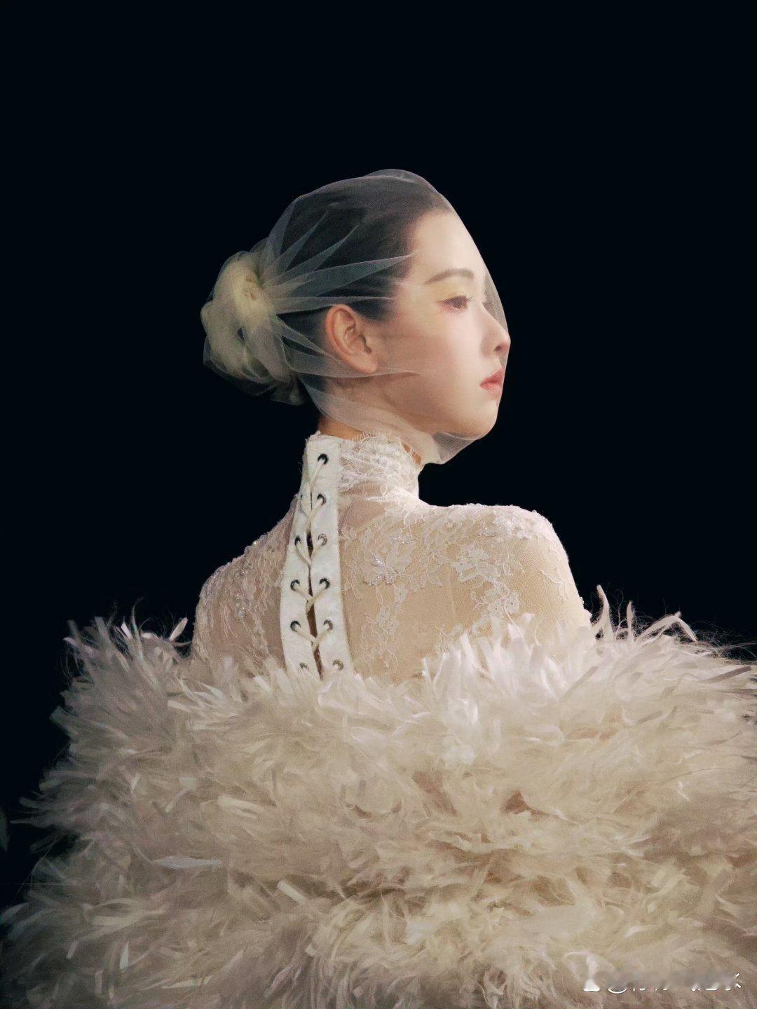 像画里走出来的一样
像画里走出来的一样