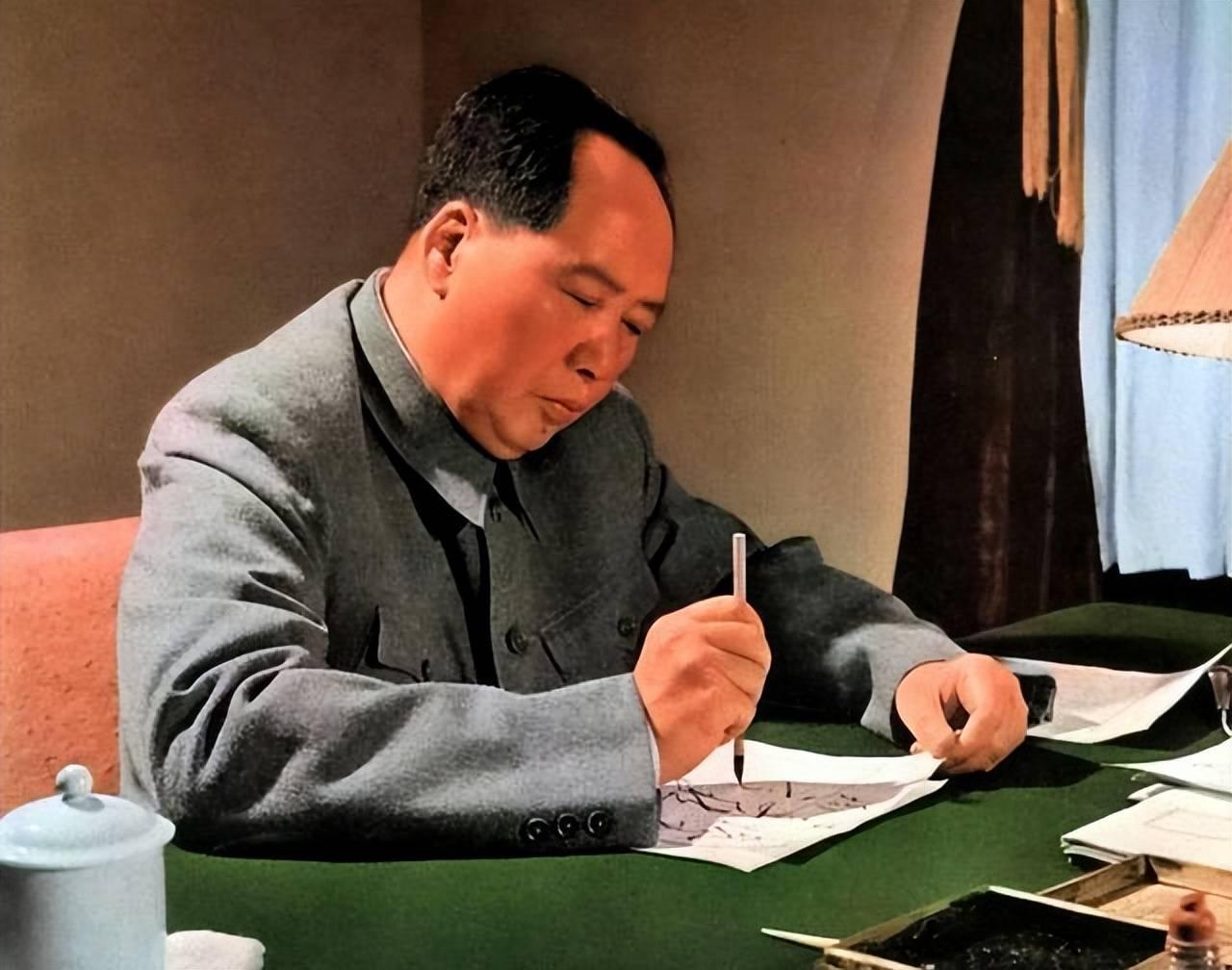 ＃毛主席的诗词，你最喜欢哪一首＃
我喜欢毛主席的
《清平乐·会昌》
东方欲晓，莫