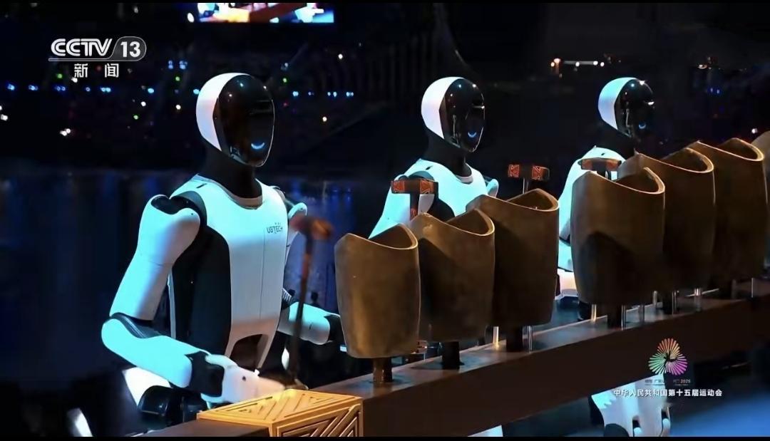 优必选科技的WalkerS2机器人今晚亮相第十五届全运会开幕式。

三台Walk