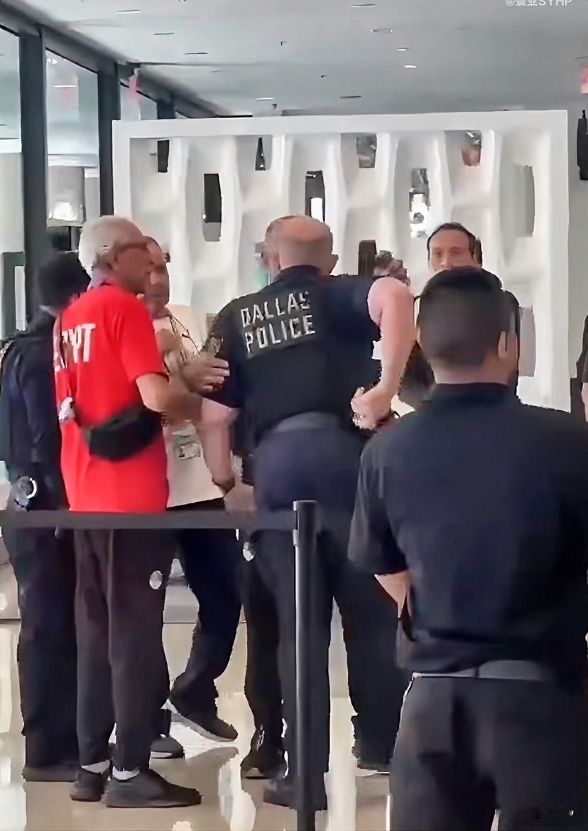 惊呆了！美国警察大骂并推搡埃及队主教练、禁止球星与儿童合影。刚刚，多家外媒发布现