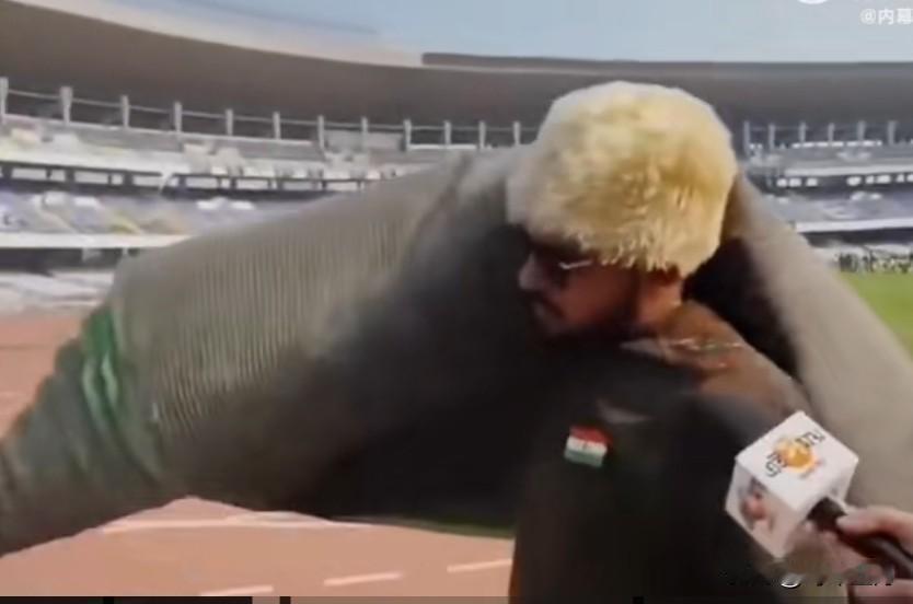 梅西印度行闹剧收场

眼看着门票钱打了水漂，印度球迷决定把地毯带回家弥补损失。