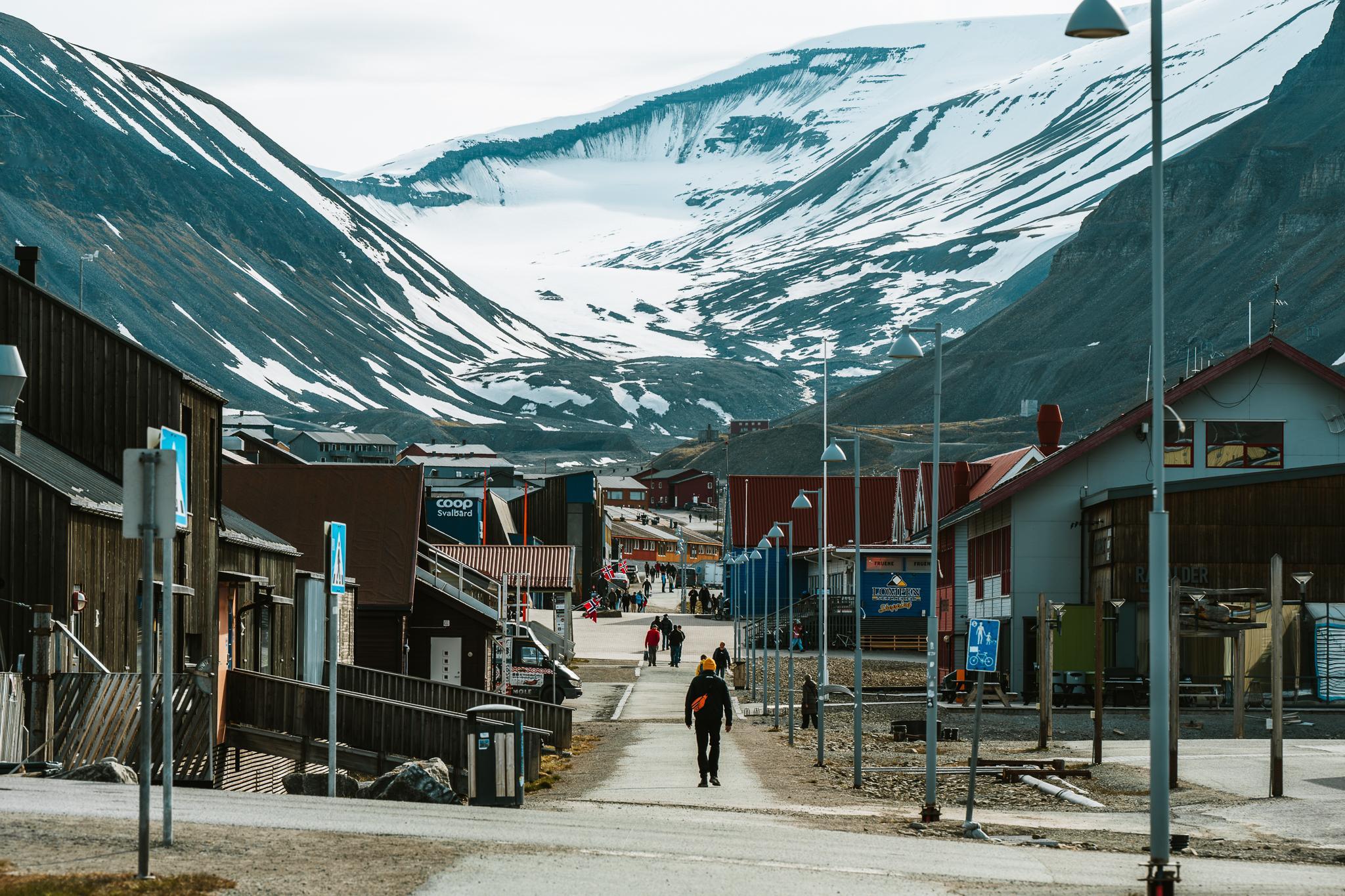 行走在挪威朗伊尔城 Longyearbyen ​​​