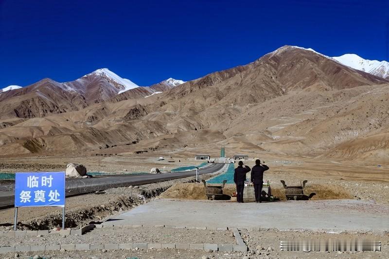 中国机器人哨兵站岗中印边境边境机器人 中印边境荒原上，一台机器人成了热议焦点。有