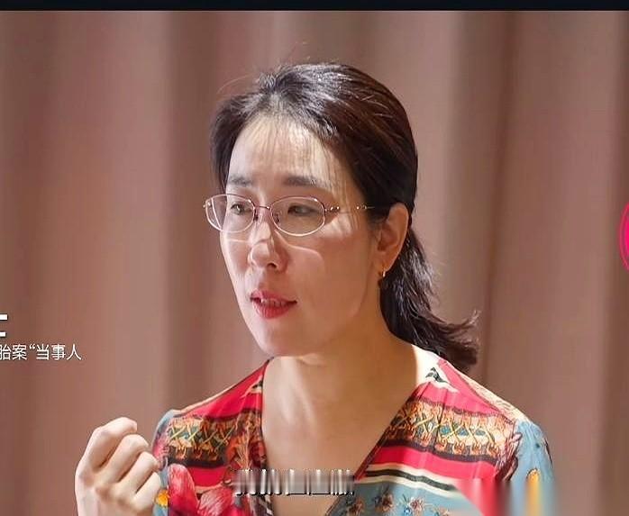 有钱人想再要个孩子，不离婚，跑去搞假证，偷偷培育胚胎。
他老婆呢？也是个明白人，