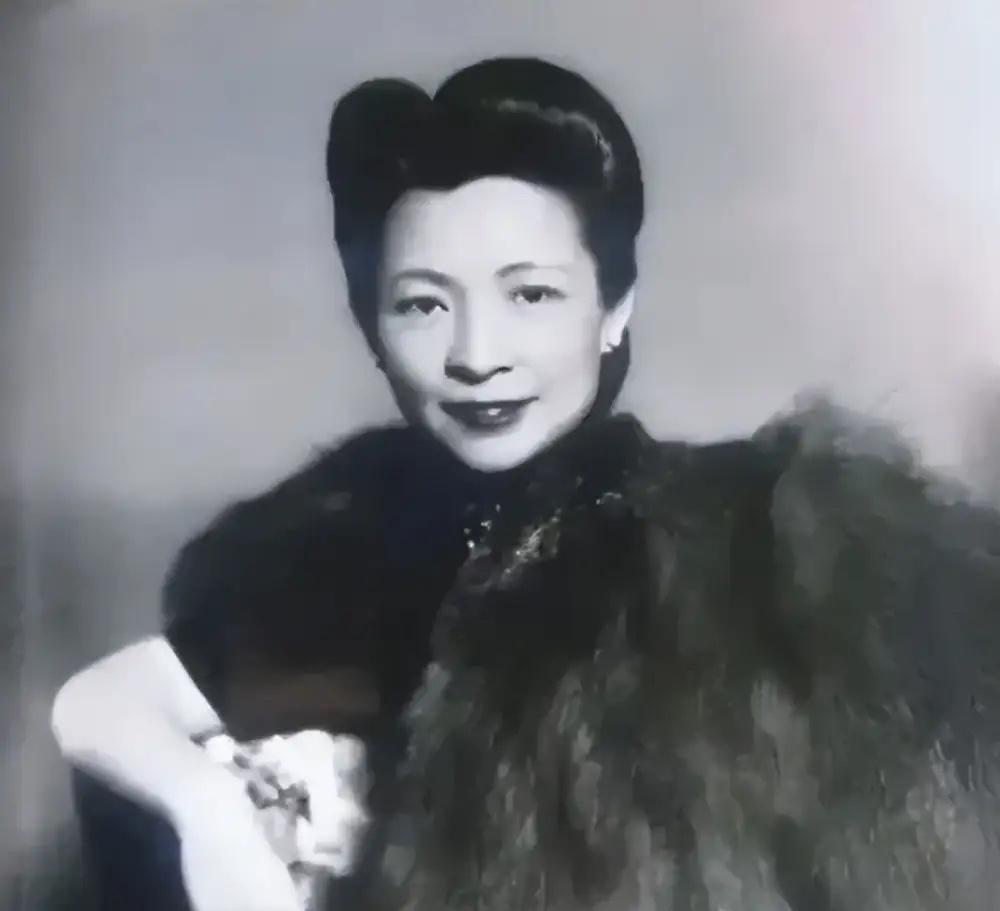 1947年的一天，李国秦发现17岁的女儿小腹凸起，呕吐不止，想问明缘由，却遭到丈