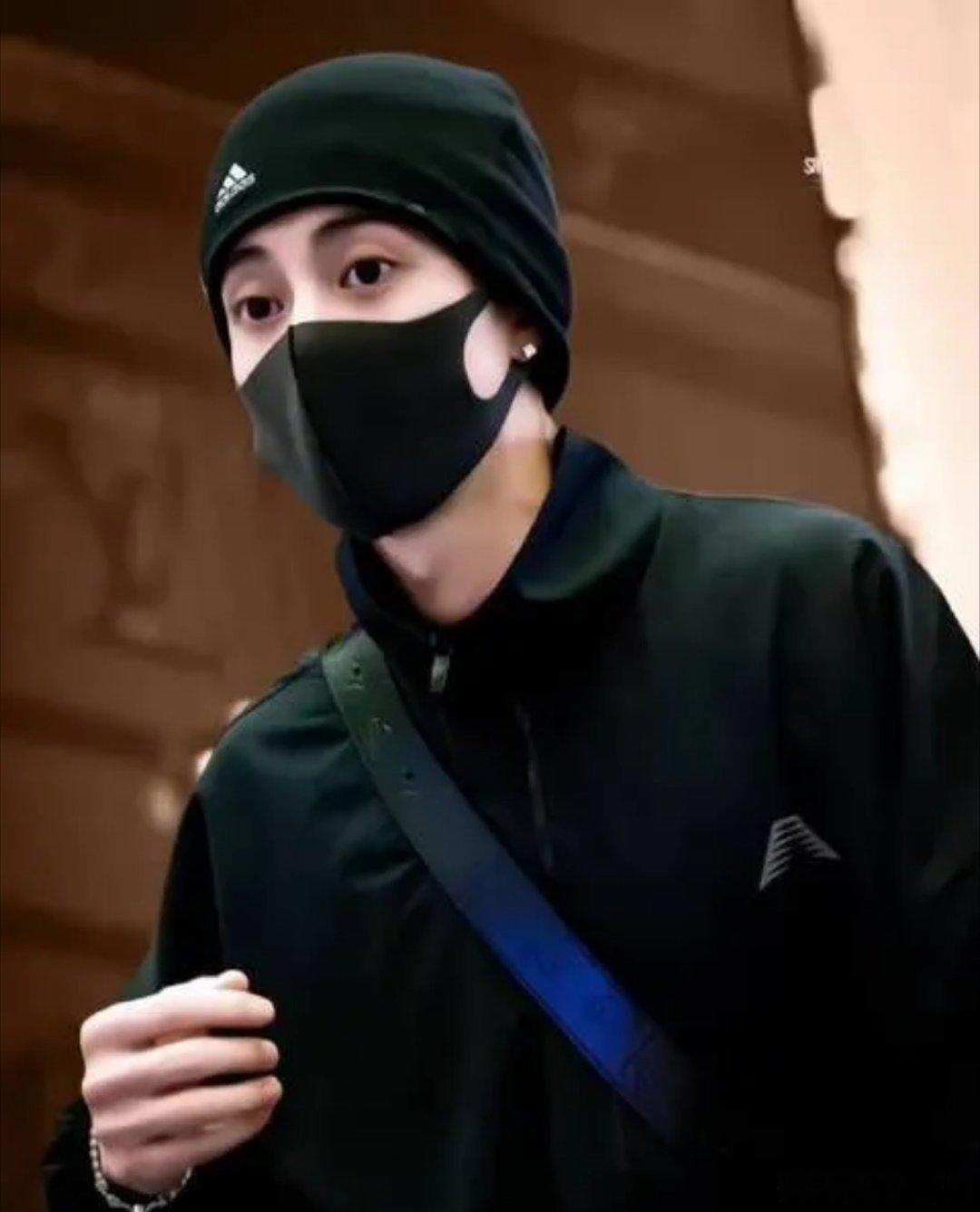 网友在新加坡偶遇王鹤棣，他正出发去洛杉矶征战NBA全明星赛呢！一身黑色运动套装，