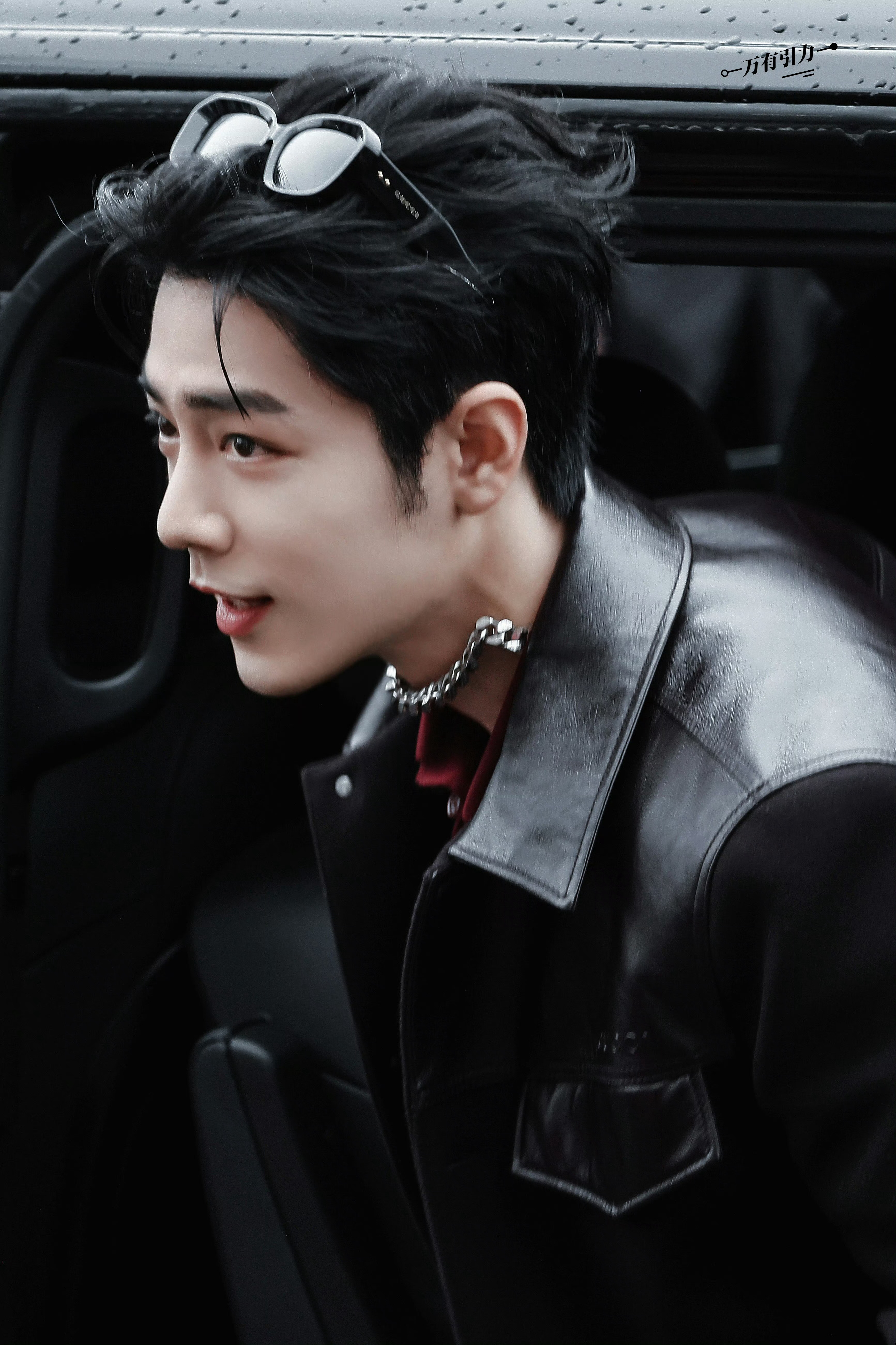 皮衣战帅出天际！真好看！肖战绕到车前给粉丝挥手◎肖战