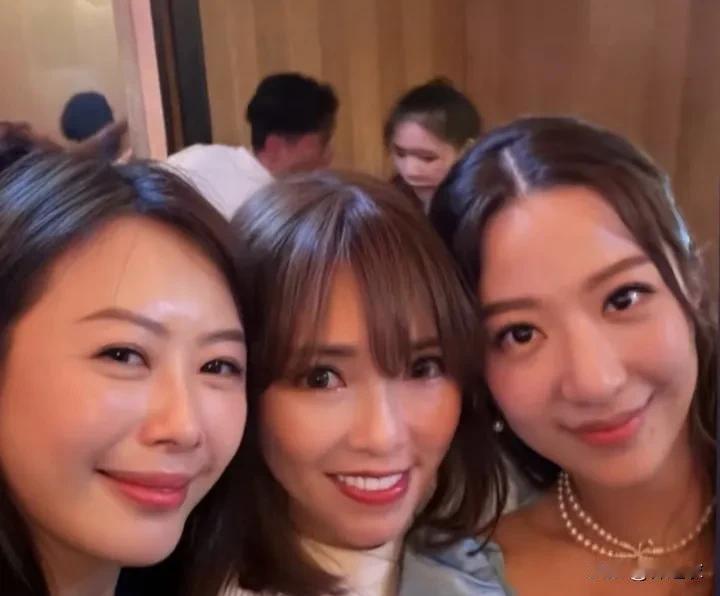 汪圆圆嫁入香港豪门被很多人羡慕，觉得她好幸福，可是她真的幸福吗？

但我在媒体上