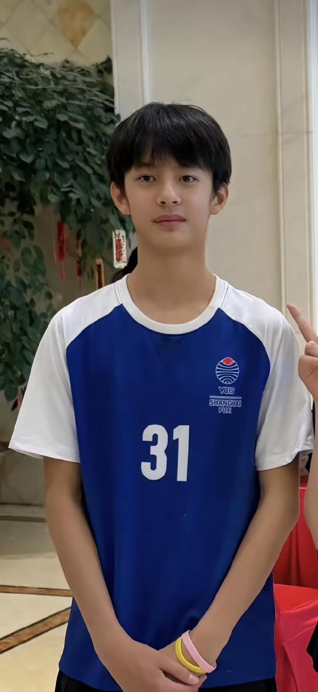 这小帅哥长得是不是像妈妈多一些。