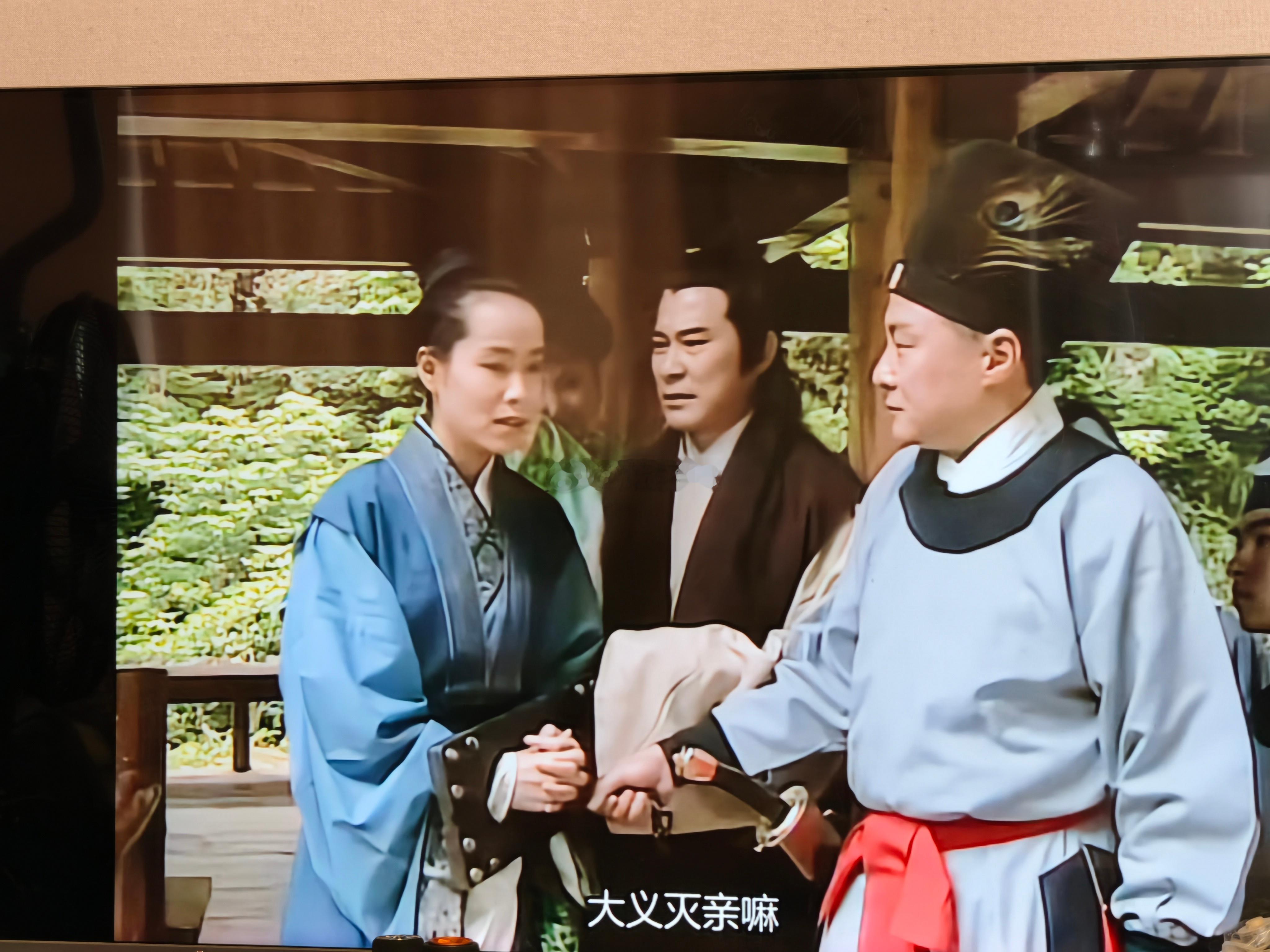 是他自己被女色所迷惑，拿了库银，被抓了！发配到苏州了。李公甫还拿出来银子让官差照