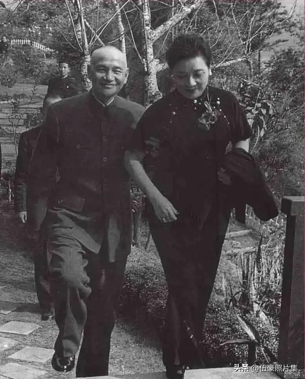 两张蒋介石和宋美龄爬山的照片，真的是超级喜欢秀恩爱，要是他们有现在的朋友圈，估计