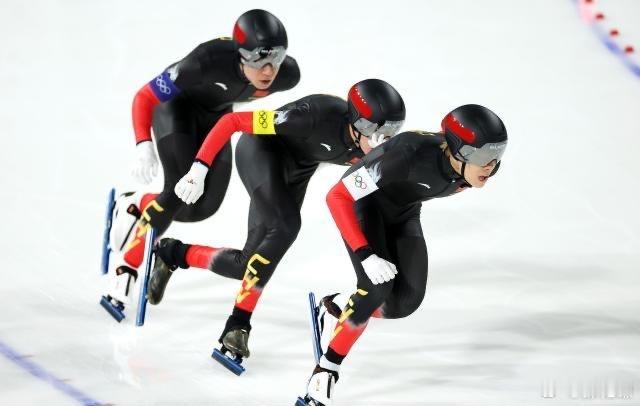 2月15日，在2026年米兰冬奥会速度滑冰男子团体追逐1/4决赛中，由刘瀚彬、李