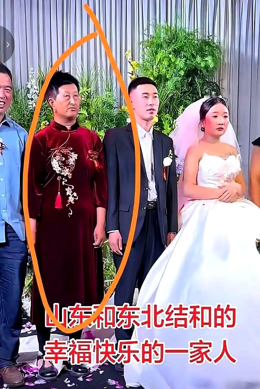 刚看到这张婚礼照，我都看愣了，还以为新郎旁边站着两个男的。
再仔细一瞅，原来一个