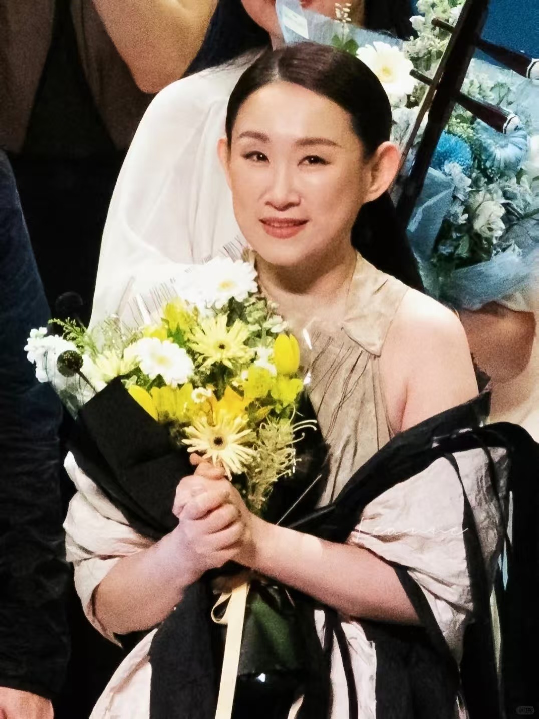 耳帝为王菀之舞台发长文王菀之重塑经典曲目，脱离原版风格桎梏，艺术氛围感拉满，机械