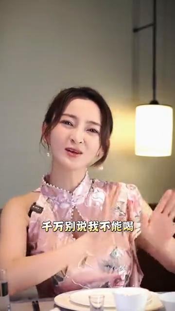 女生应酬要学会的几句拒酒词。
我不会喝。
不会喝。
不会喝。
在饭桌上尤其是女人