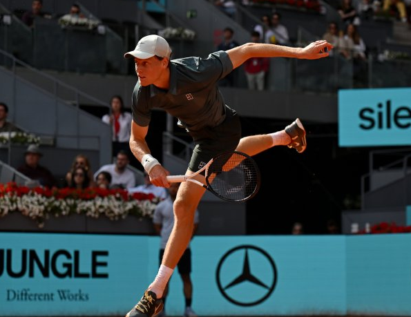 大师赛23连胜！辛纳2-1逆转邦齐，成功晋级马德里站32强