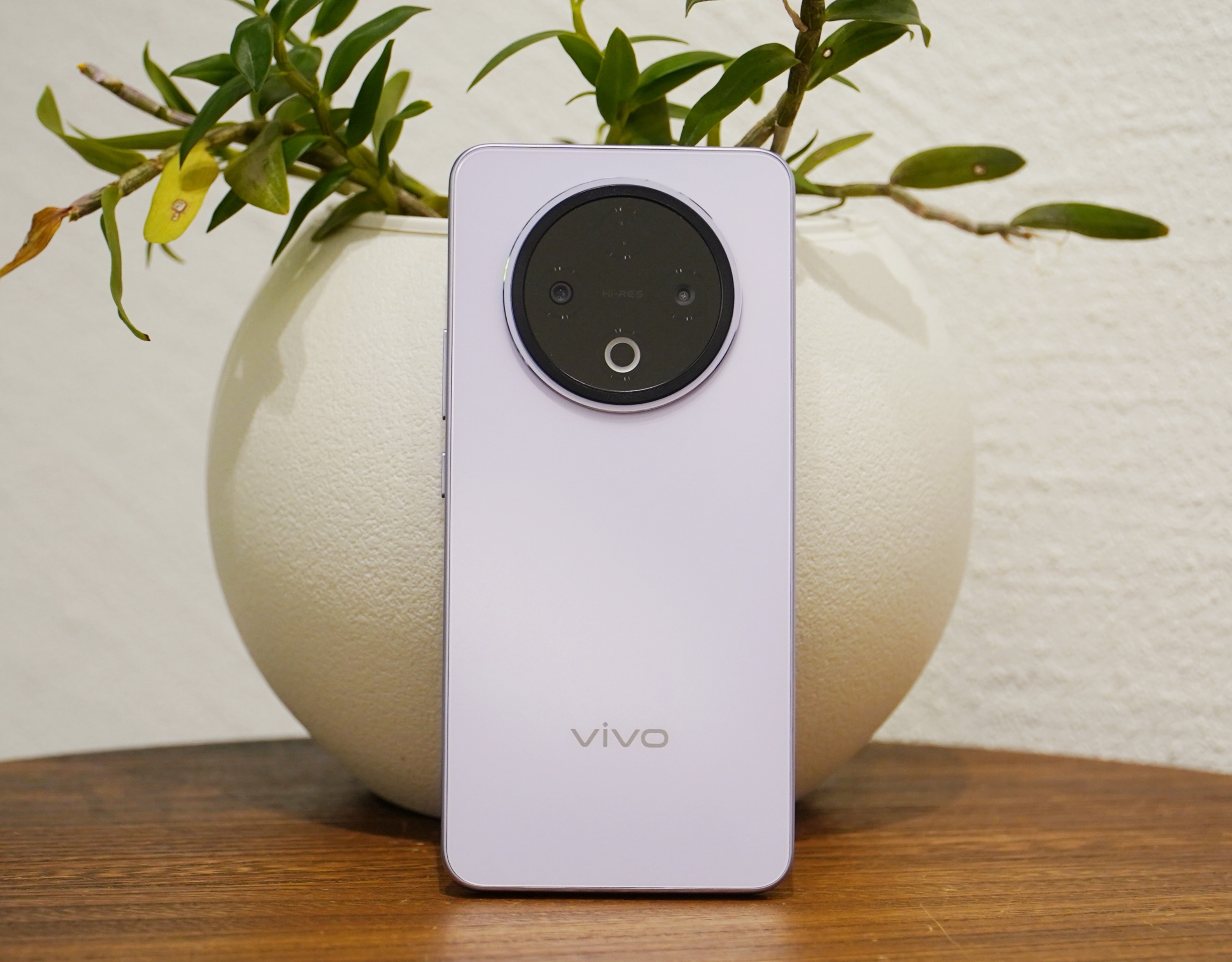 vivo Y500龙晶紫真机上手图：这紫色会随着灯光和角度的变化而呈现不同的感觉