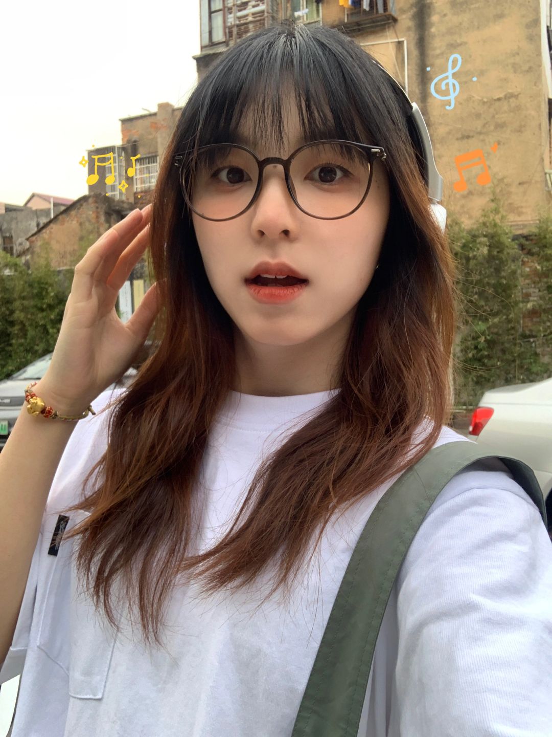 猜猜耳机里听的啥歌