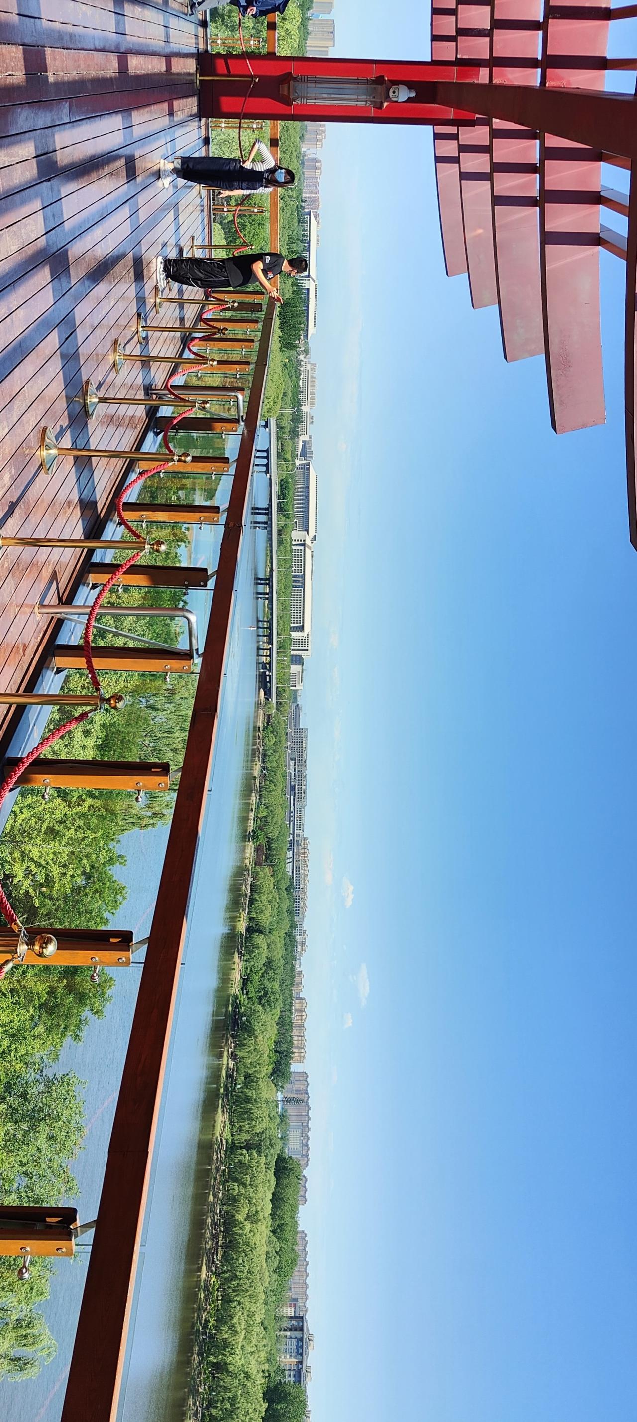 俯瞰城市天际线，感受现代与自然的完美融合。