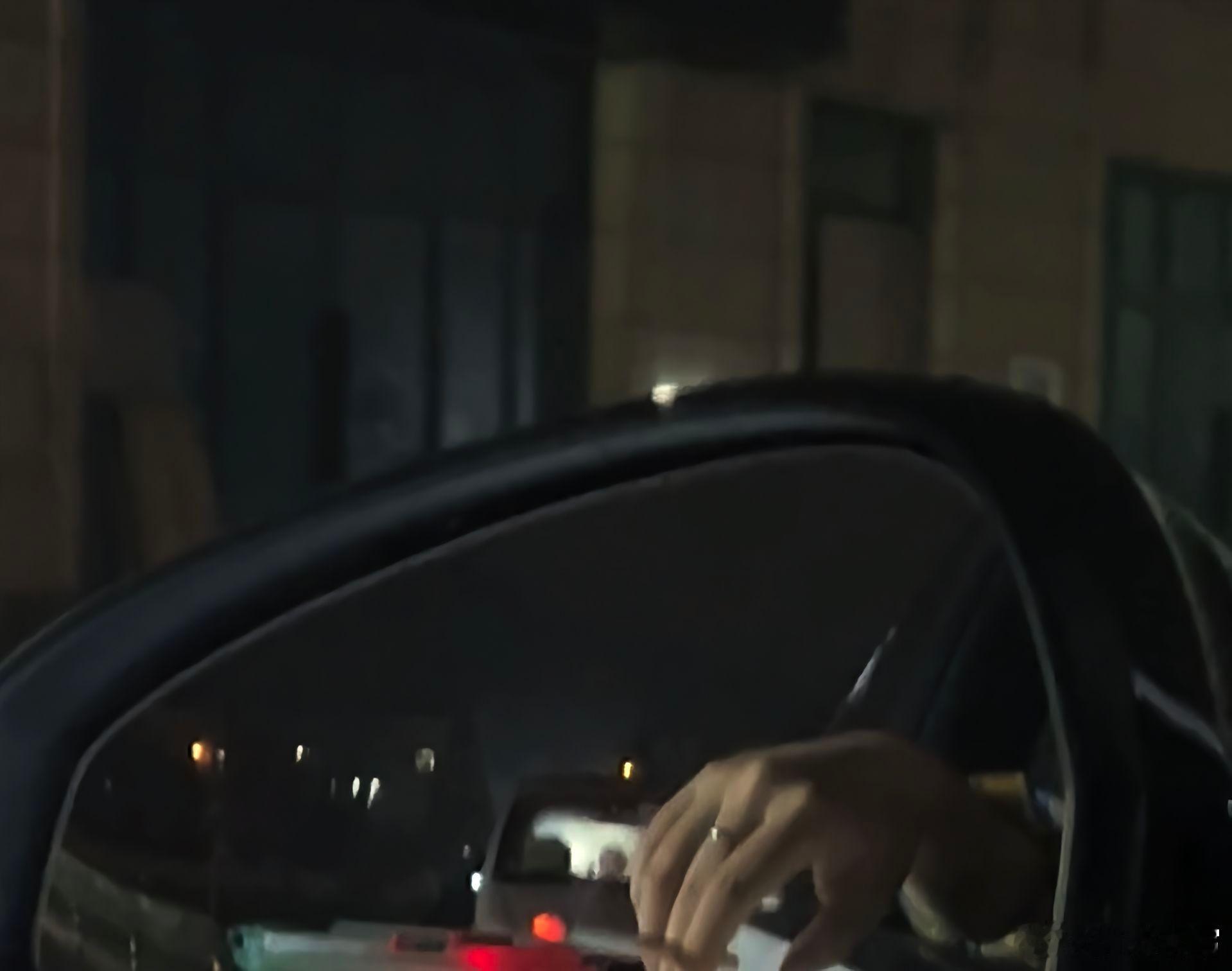 随手拍“我情愿做那个见不得光的人，并不是我不要脸，不要尊严，而是和名声比起来，你