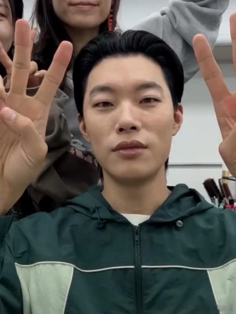 太有梗了被🇰🇷网友笑晕了[泪奔][泪奔][泪奔]柳俊烈：一动不动化妆师：努力