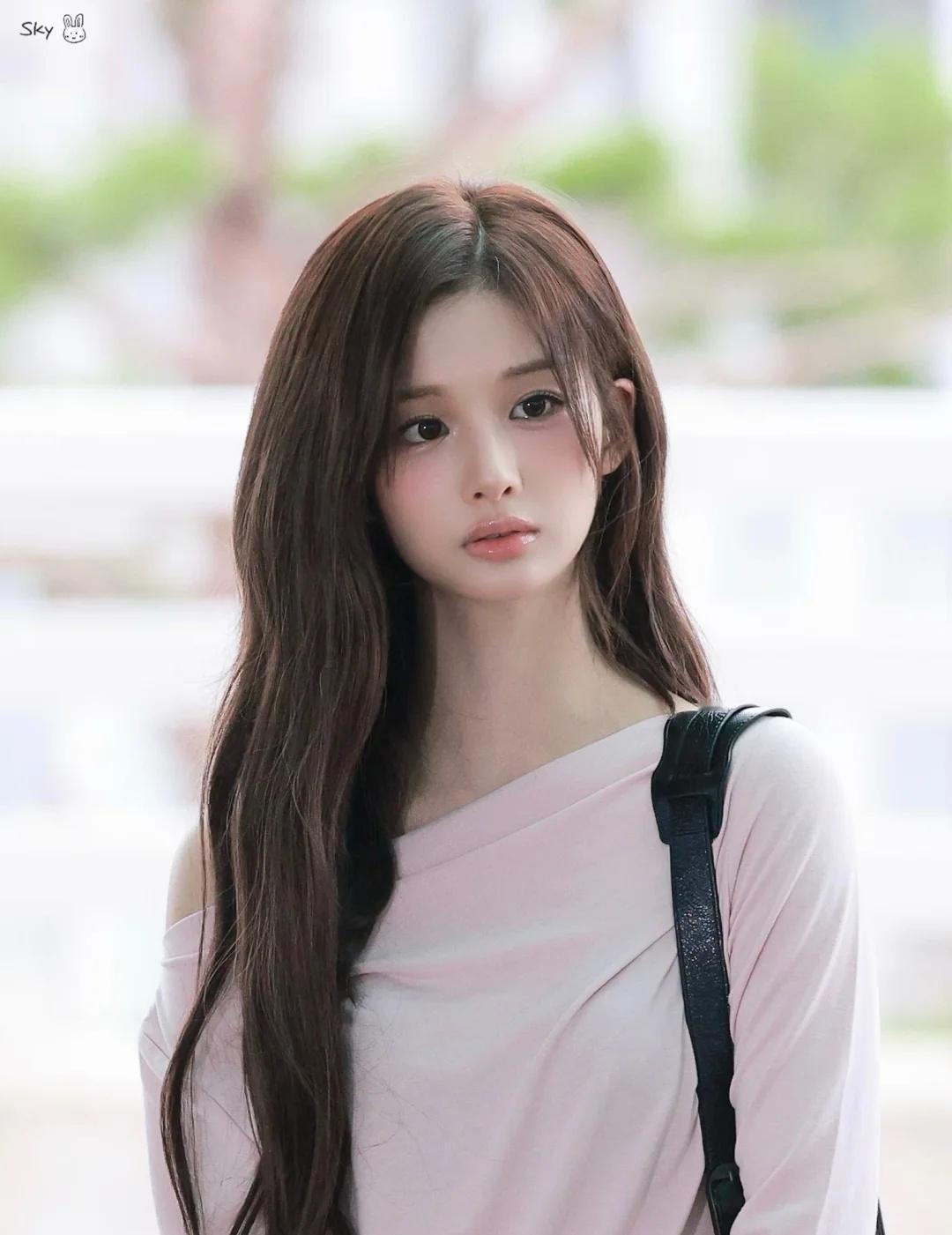 温柔暴击💓💓💓
粉色露肩T恤太适合雪允了，又软又明媚
每一帧都美得不像话，