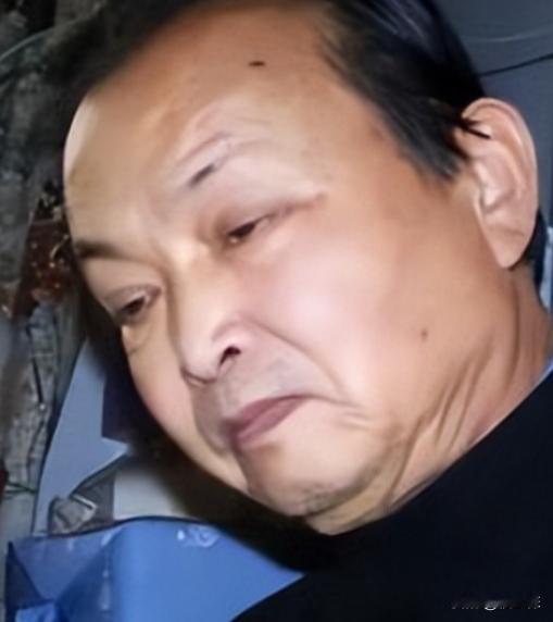 一名退休老教师在毒窝卧底了11年，为警方提供了900多条机密情报。某天，毒贩家中