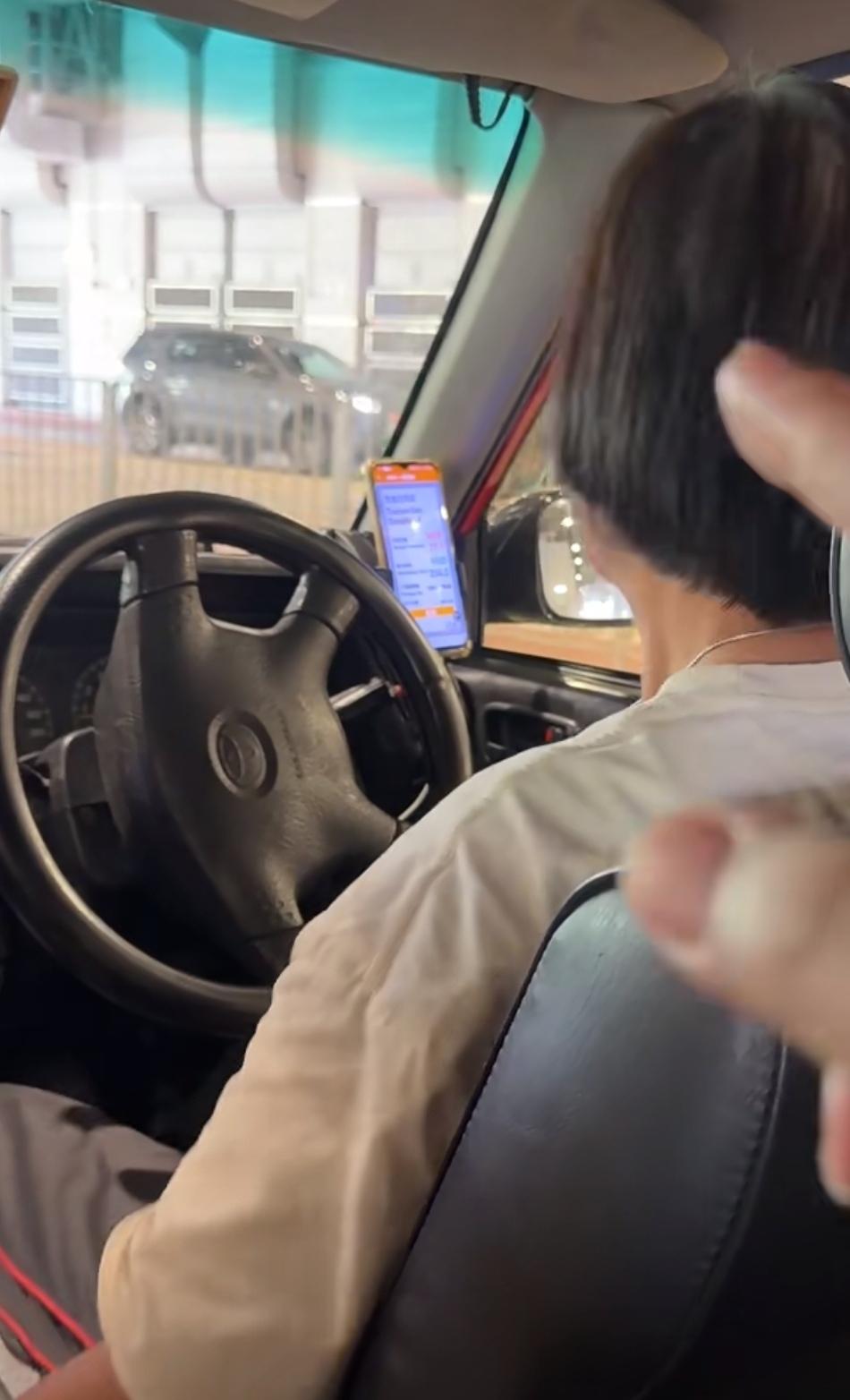 香港的士司机离谱事件[吐][吐][吐]
香港奇闻日日有，香港的士司机为了方便自己
