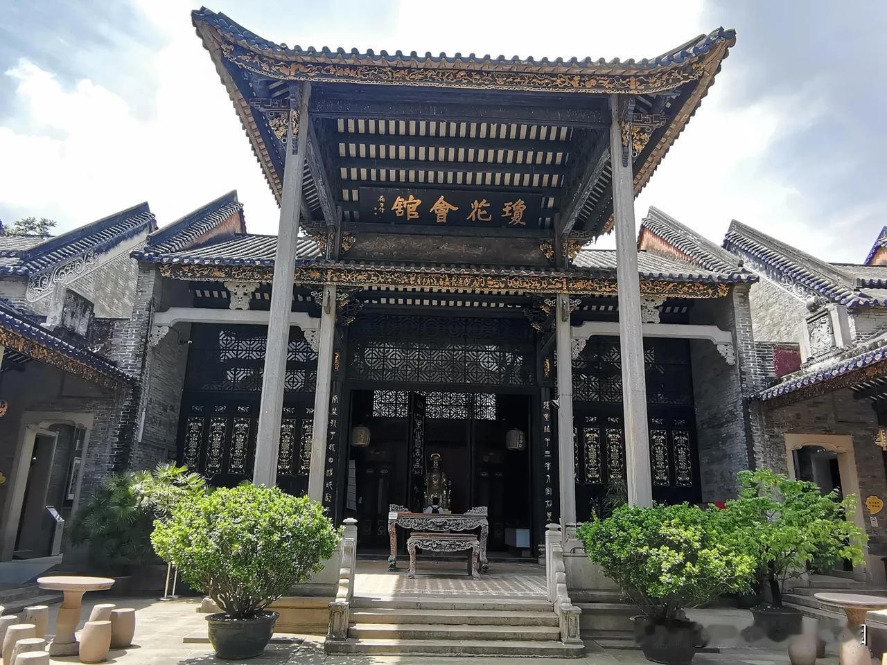 南国红豆，粤韵风华。

#寻找热爱表达的你#

粤剧，是岭南四大地方剧种（粤剧、