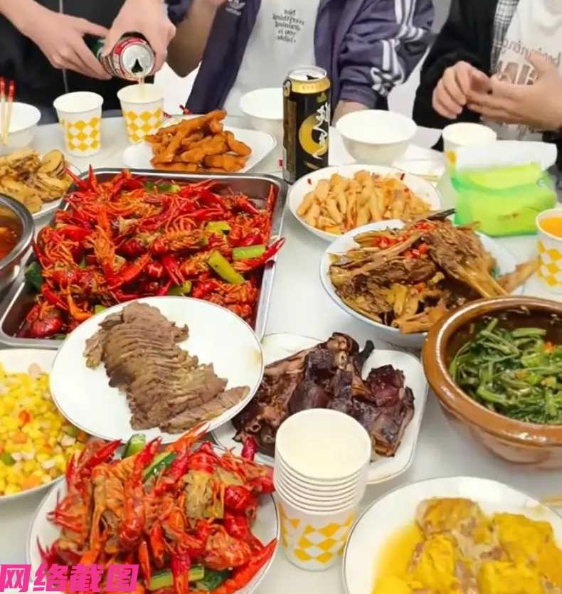 江西有妈妈在自家孩子高考结束后，便在家张罗一桌子的好菜，请来了自己孩子的高中同学