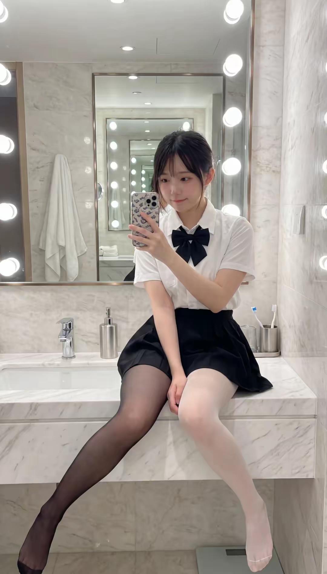 可爱学生装自拍📸 黑裙白衬衫，少女心满满！淡雅白装自拍 黑裙娇羞照 校园少女风