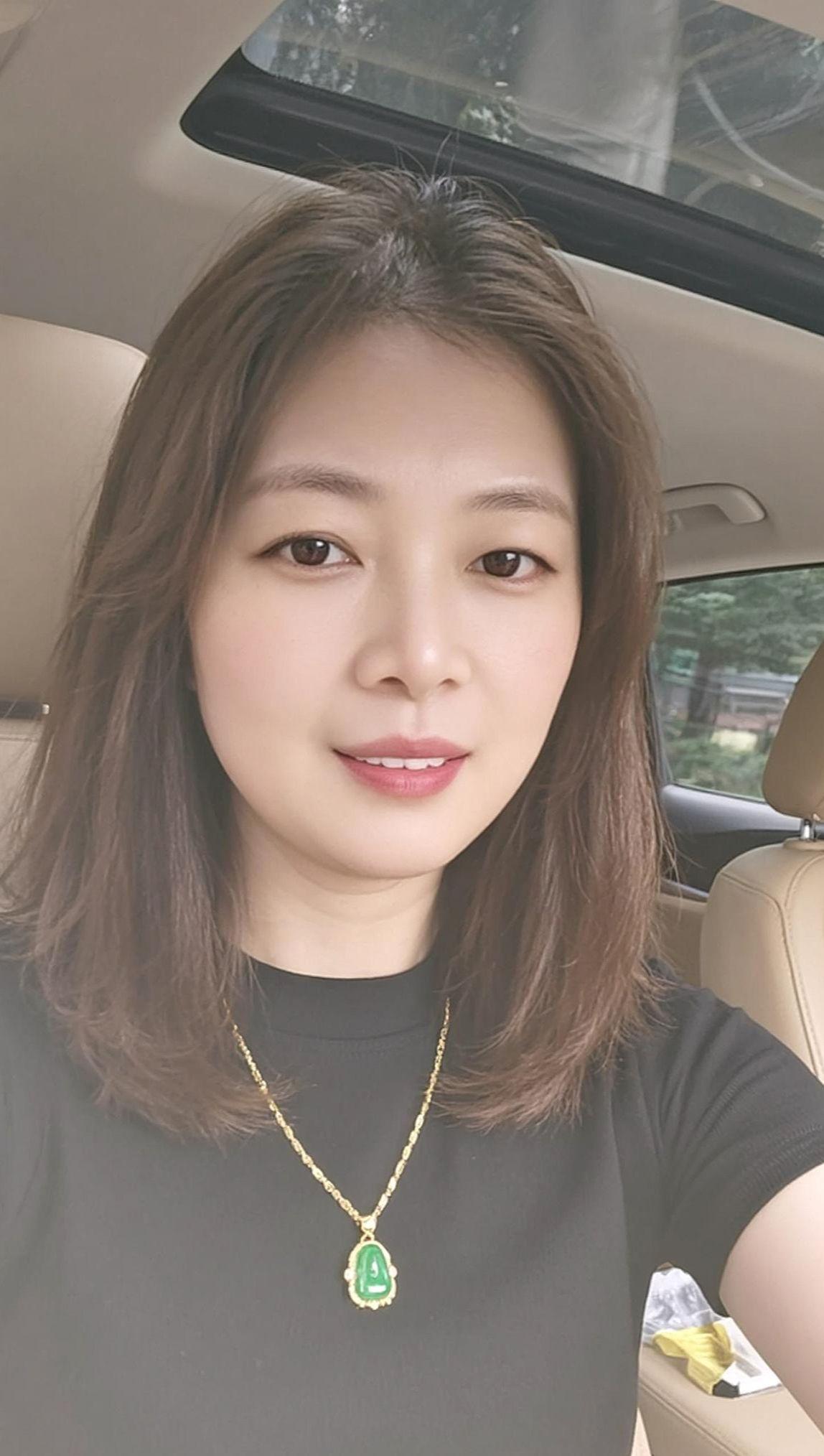 AI车内生活照 甜美女孩穿搭 甜系女孩 甜美优雅写真日常分享