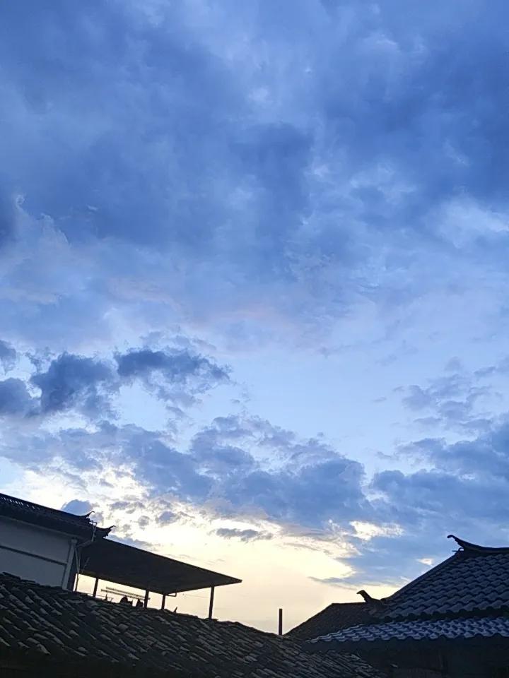 云南兰坪农村老家的晚霞，那简直是一幅绝美的画卷。每次看到，都感觉心灵被狠狠治愈。