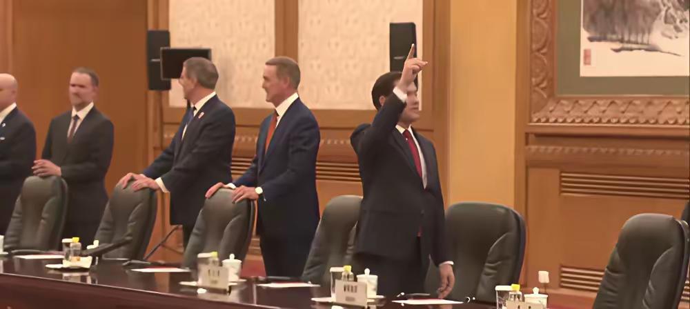 美国国务卿鲁比奥终于随特朗普来到了中国，从新闻视频上看到在人民大会堂东张西望和好