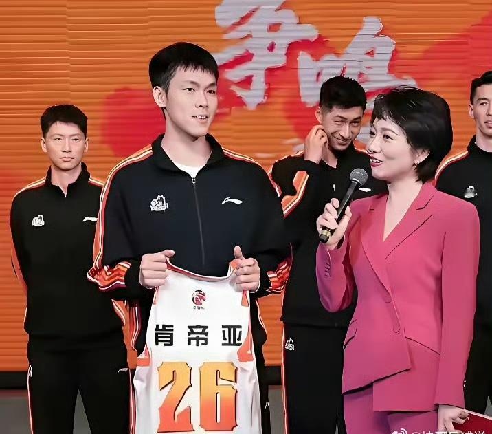 庞峥麟，26岁，身高183cm，CBA新科新秀。在CBA新秀赛季，连续打出30+