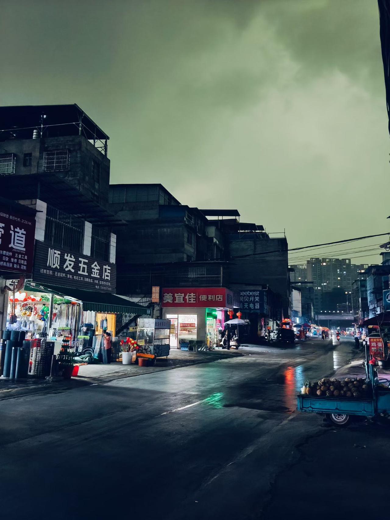 有人见过大中午的天黑得像晚上的吗？又雨又风的下个不停，天完全像晚上一样，没隔多久