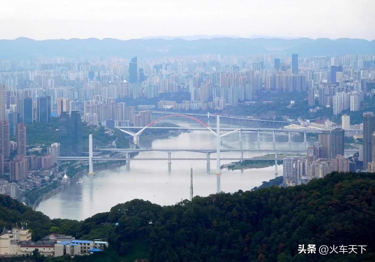 站重庆南山大金鹰拍摄重庆城区，这是长江流经渝中区与南岸区之间一段，图中可以看到的