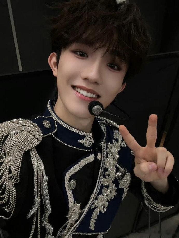 登陆少年演唱会出发照登陆少年演唱会后台自拍 登陆少年演唱会出发照，期待弟弟们的首