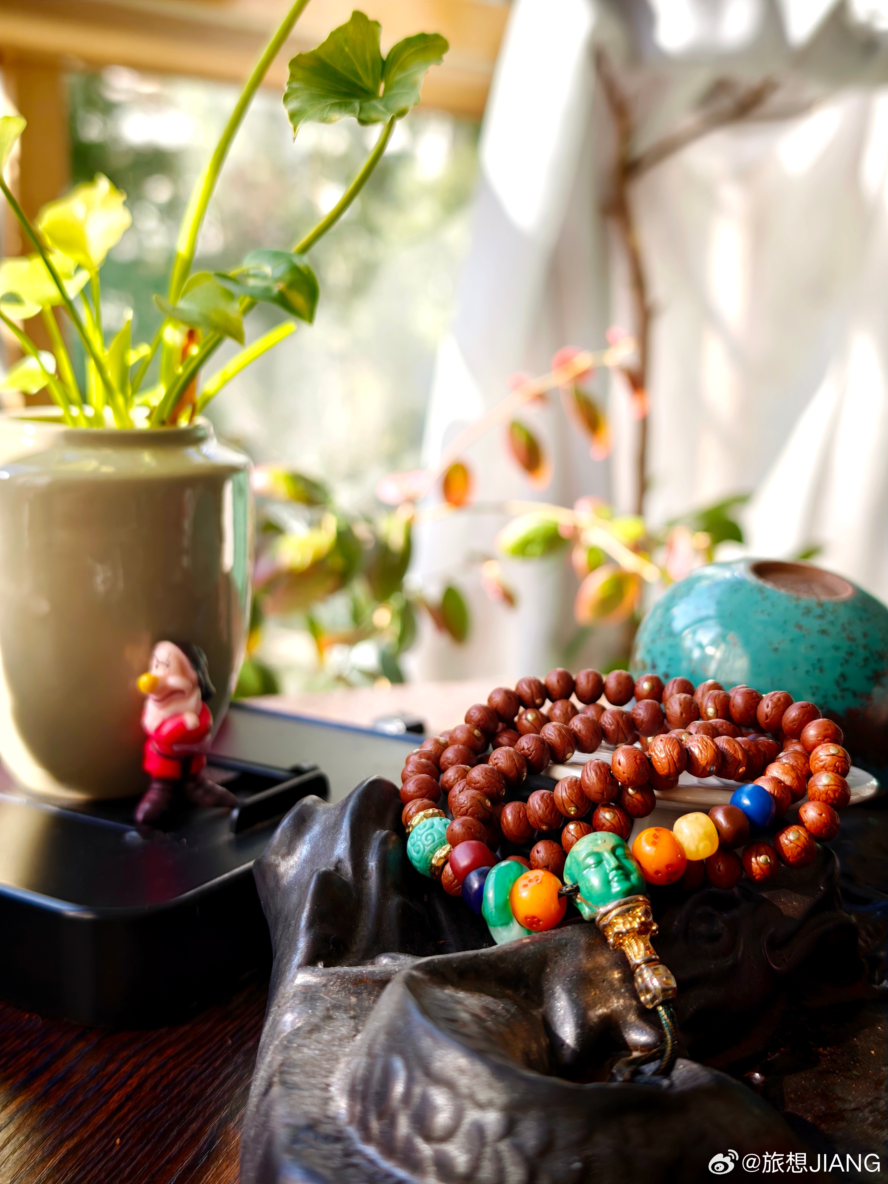 指尖捻着串珠，杯里盛着茶香，阳光落下来，便是最温柔的时光。周末，穿鞋睡衣就该如此