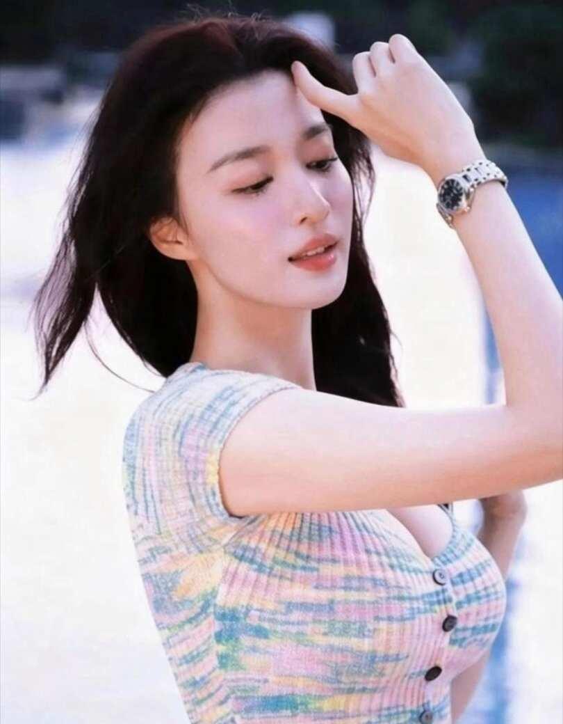 王楚然这组写真氛围感拉满
气质女明星 神仙颜值 我的人间烟火 王楚然 女演员 艺