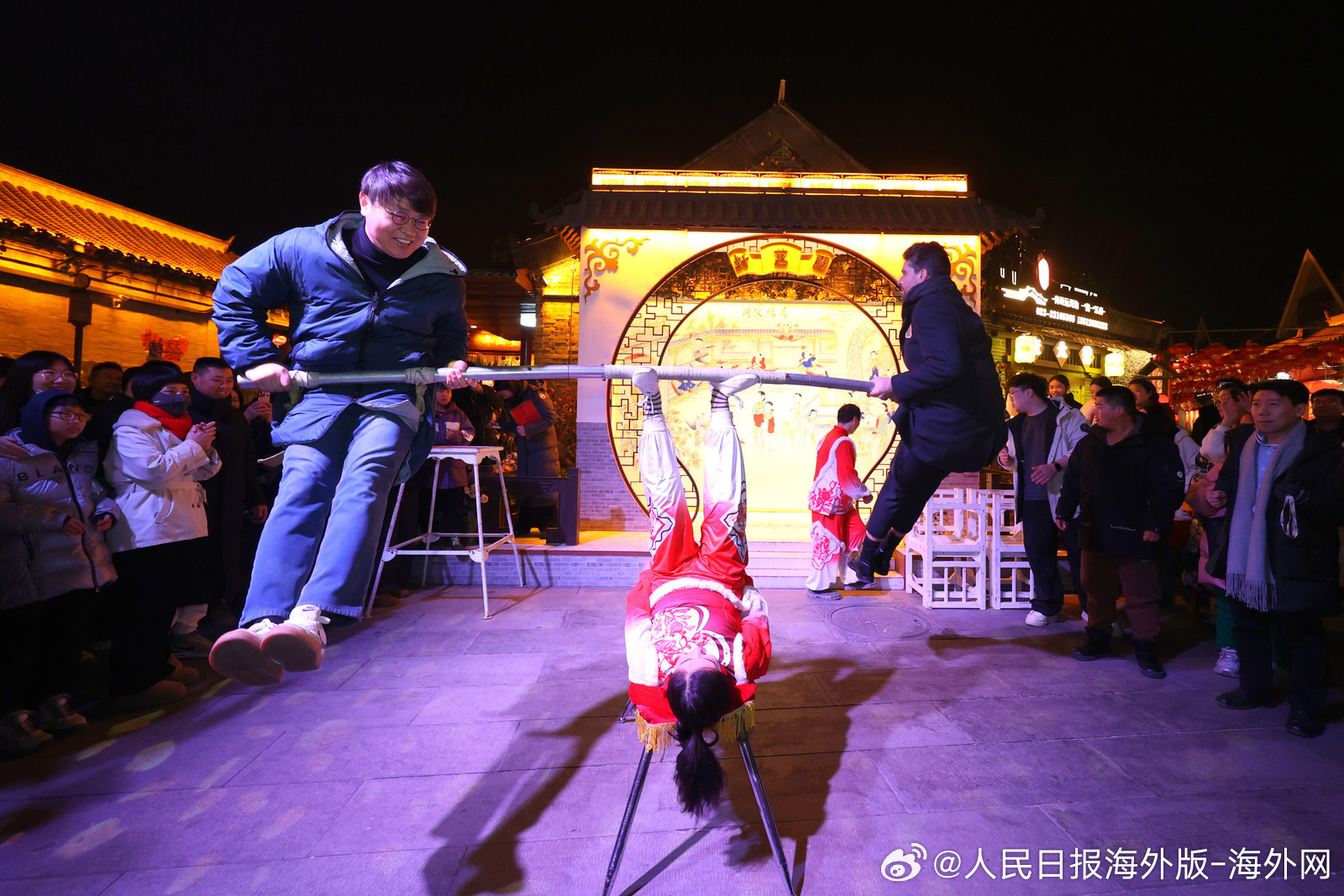 【品文化、赏非遗，九国外交官齐聚天津贺新春】赏玩一件泥人张作品、穿上戏服唱一嗓子