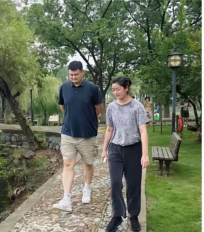 这是姚明的女儿，看照片，已经到她爸爸下巴了，在普通人面前肯定是一个巨人，但是在姚