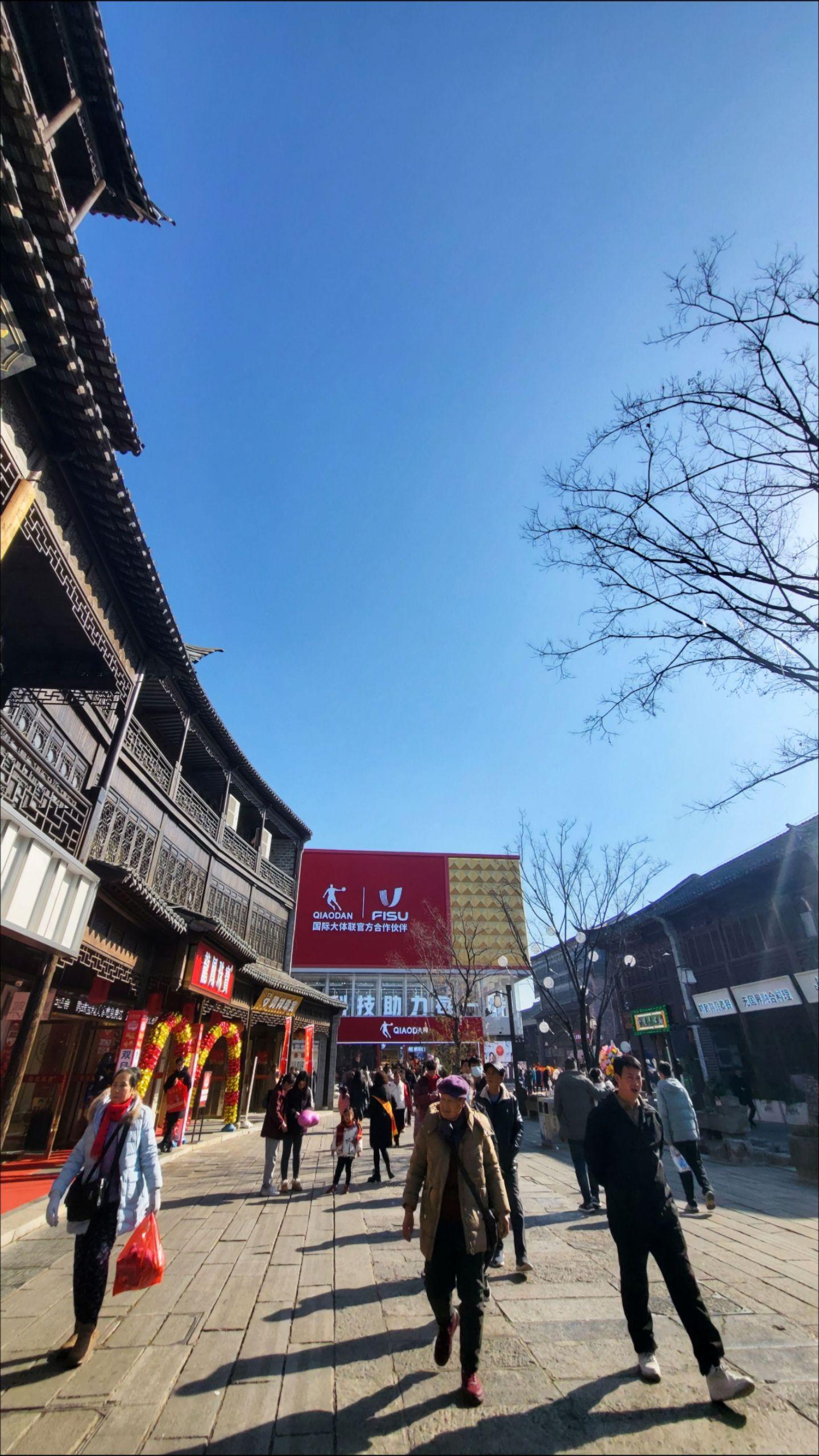 你好，2025。二零二四风和雨， 终成过往梦归虚。 艰难坎坷随风去， ...