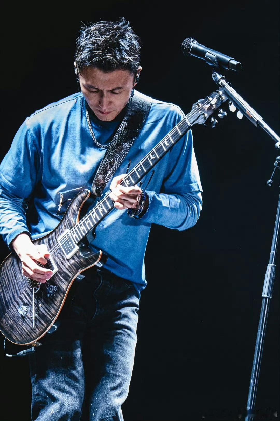 谢霆锋深圳站双场售罄谢霆锋的魅力完全不减，深圳站双场售空这实力真的绝了，谢霆锋的