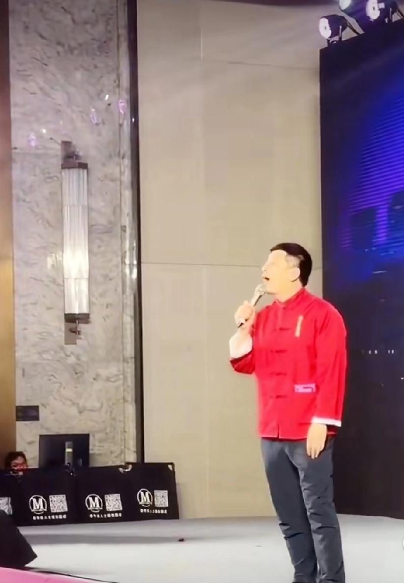 有人因为张雪峰而喜欢伍佰的《突然的自我》，张雪峰2025年11月9日以观众身份出