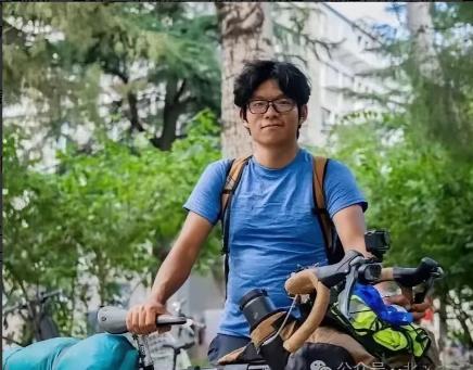 19岁昆明小伙考上了北京的大学，但他没有坐飞机，也没有乘高铁，更没有自驾出行，而