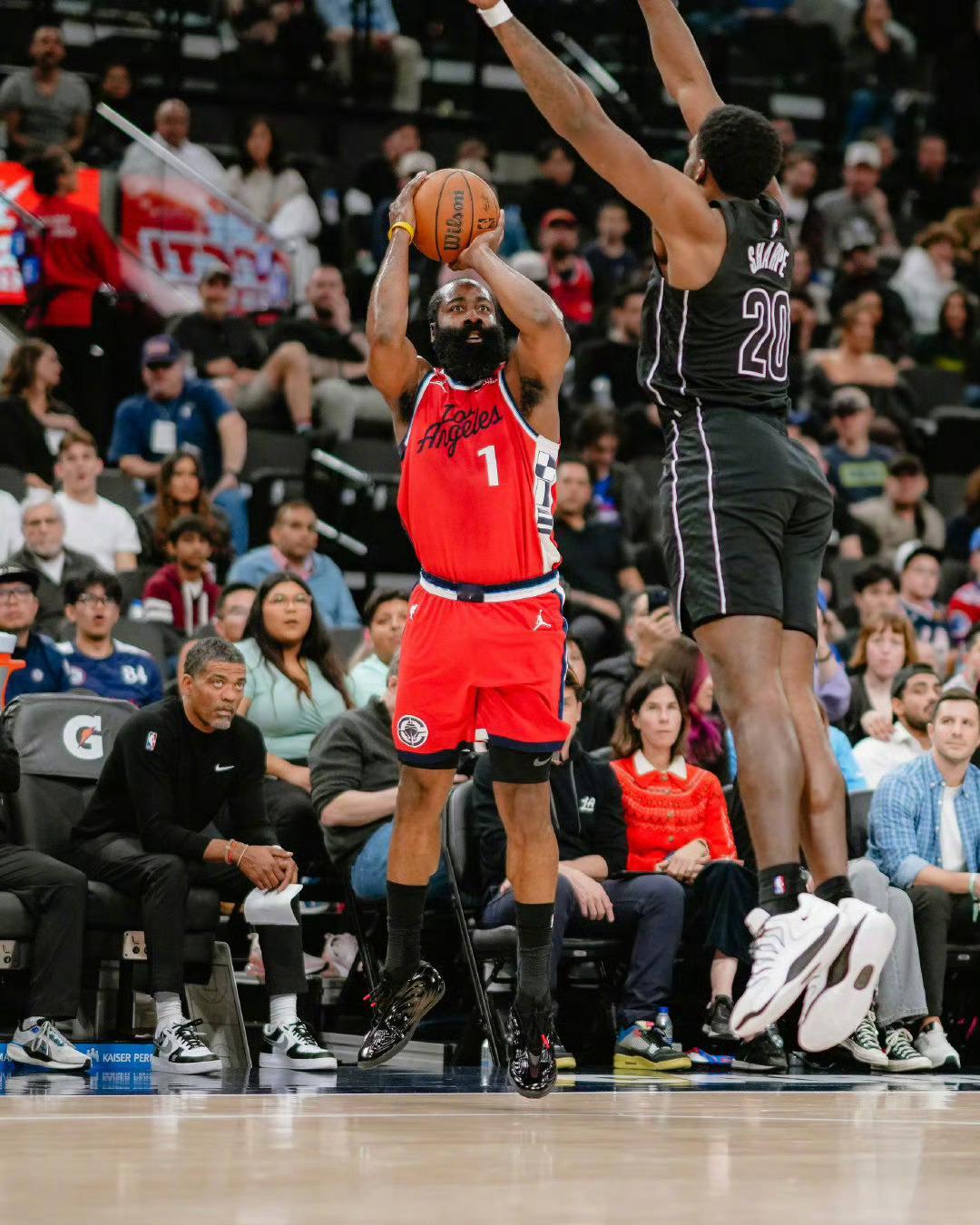 拿下篮网取得两连胜，目前快船距离排名第九的开拓者仅差1.5个胜场。哈登快船