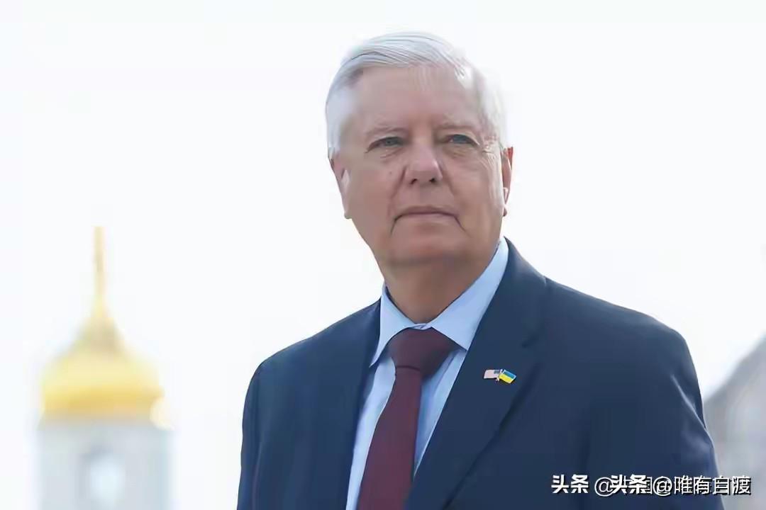 林赛·格雷厄死了，不管他是暴病身亡，还是网传被害身亡，他都是罪该万死！
因为，他