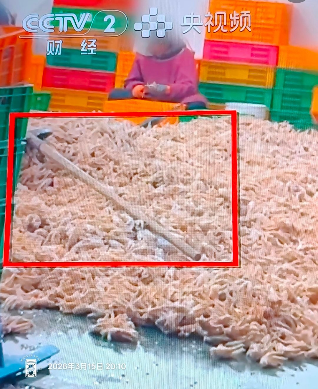 315晚会曝光漂白鸡爪双氧水漂白鸡爪，掩盖食物腐烂变质，一个爱吃凤爪的女孩悄悄碎